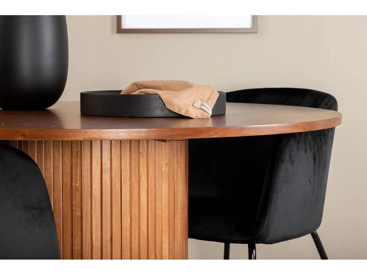 BiancaROWA ensemble table, table chêne plaqué et 4 Berit chaises Velours noir.