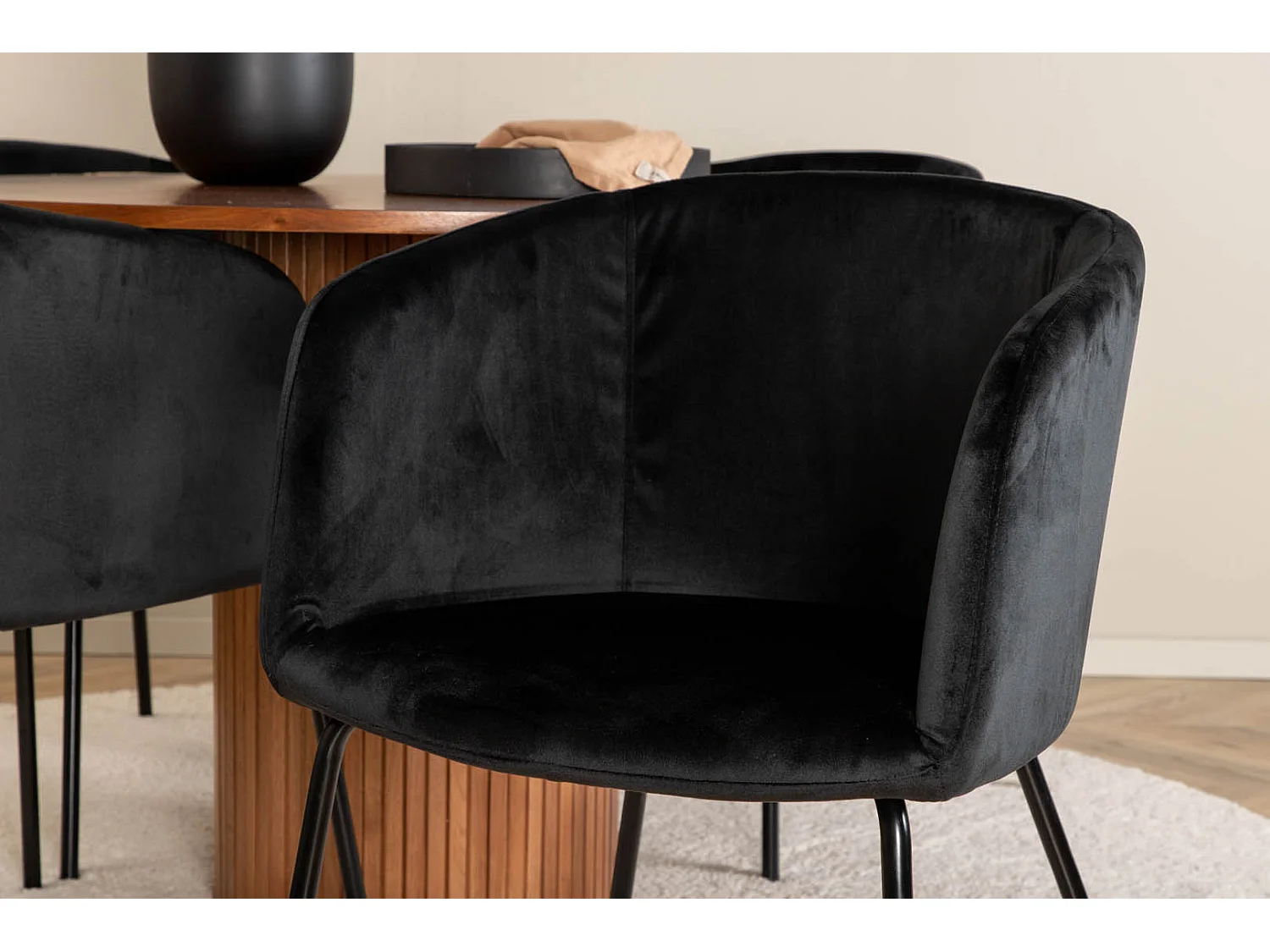 BiancaROWA ensemble table, table chêne plaqué et 4 Berit chaises Velours noir.