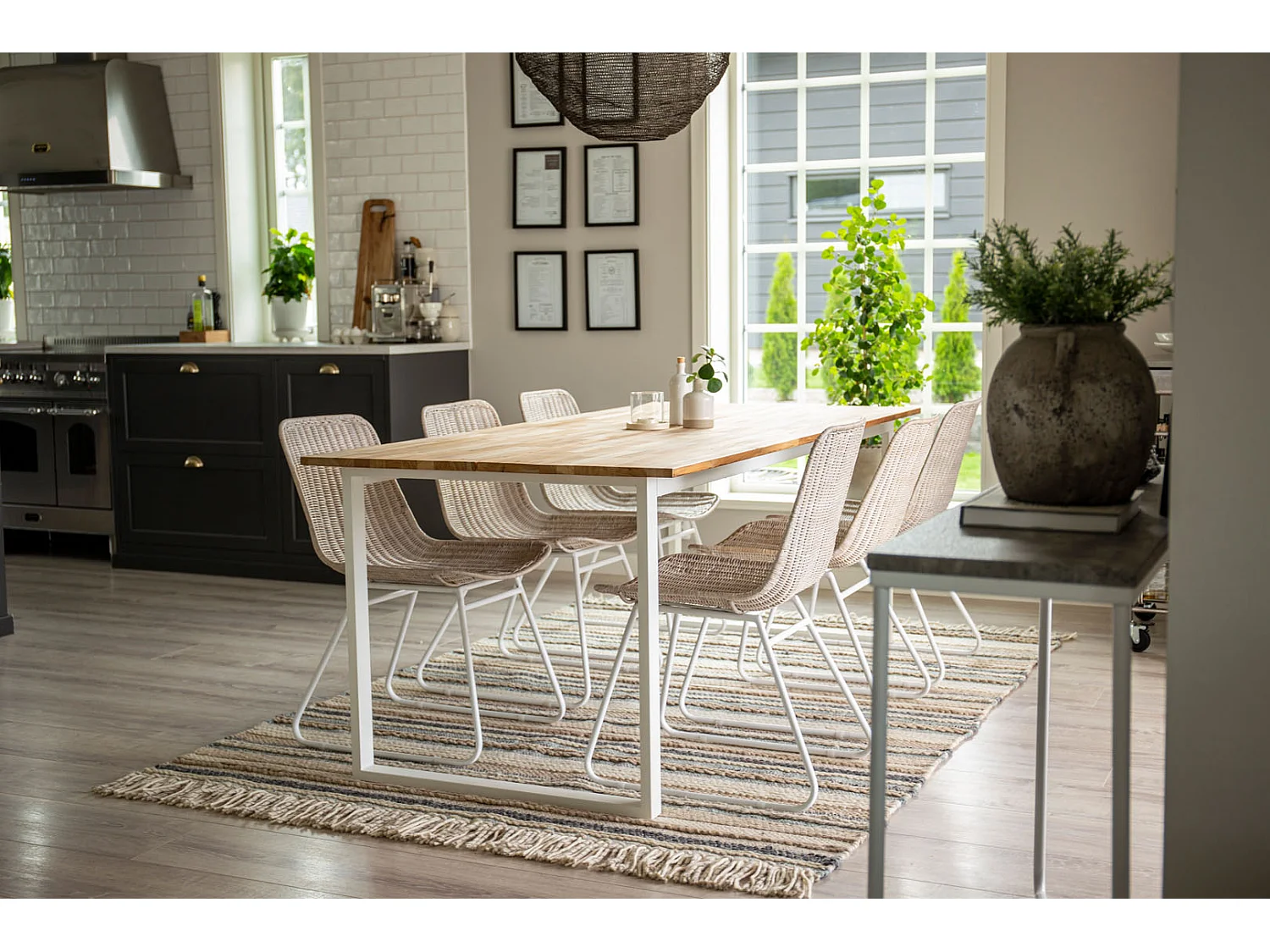 CirebonTeak ensemble table, table teck et 6 Cirebon chaises rougein whitewash.