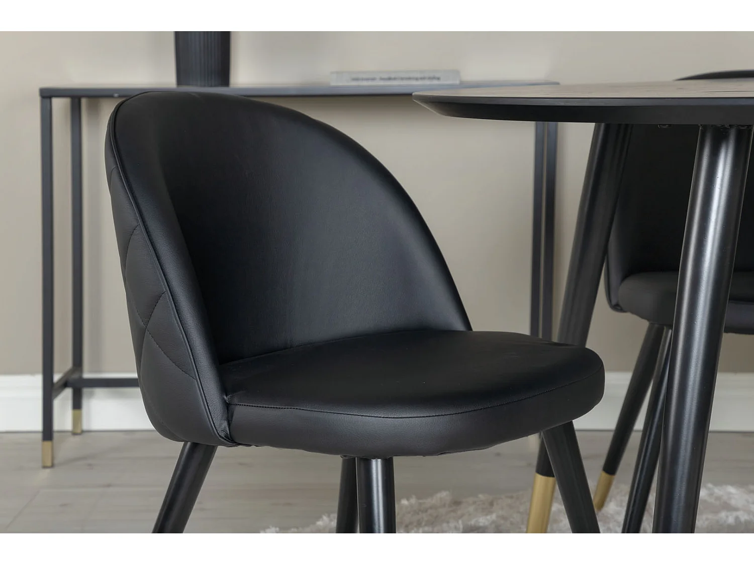 DippØ115BLBR eethoek eetkamertafel zwart en 4 Velvet eetkamerstal PU kunstleer zwart.