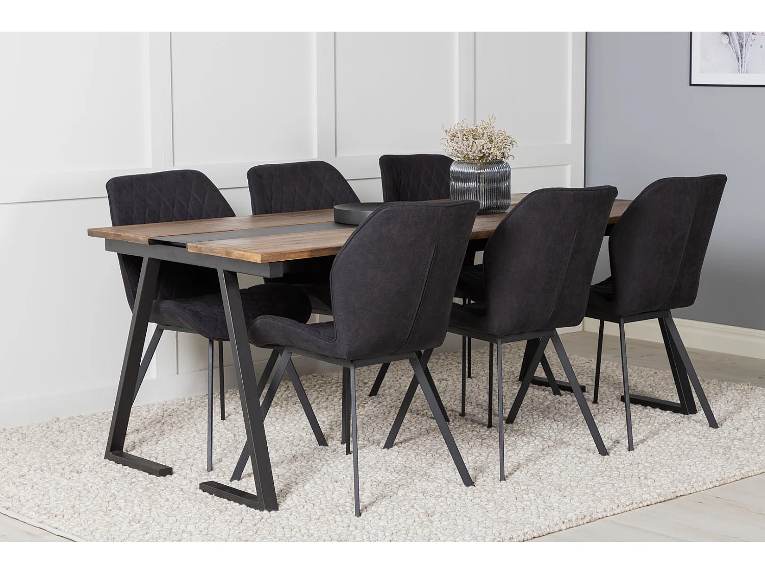 Jakarta Essgruppe Esstisch Teak und 6 Gemma Esszimmerstühle schwarz.