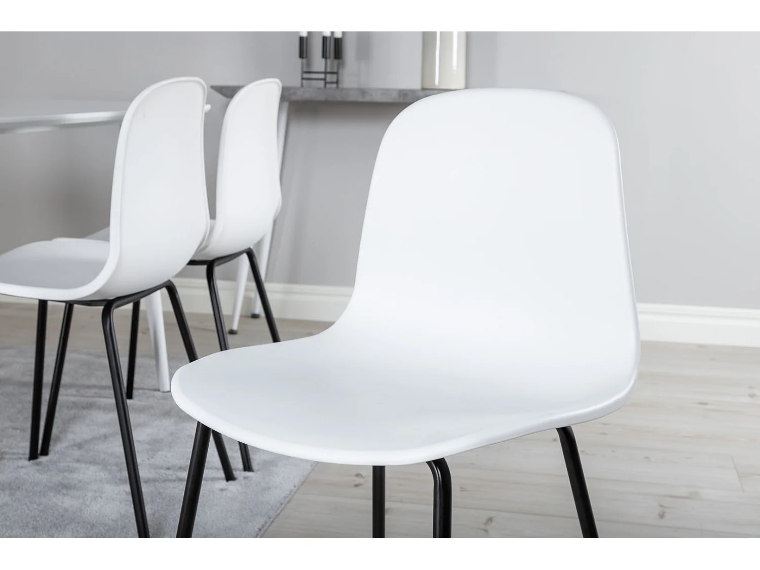 Polar180X90WHWH eethoek eetkamertafel wit en 6 Arctic eetkamerstal wit, zwart.