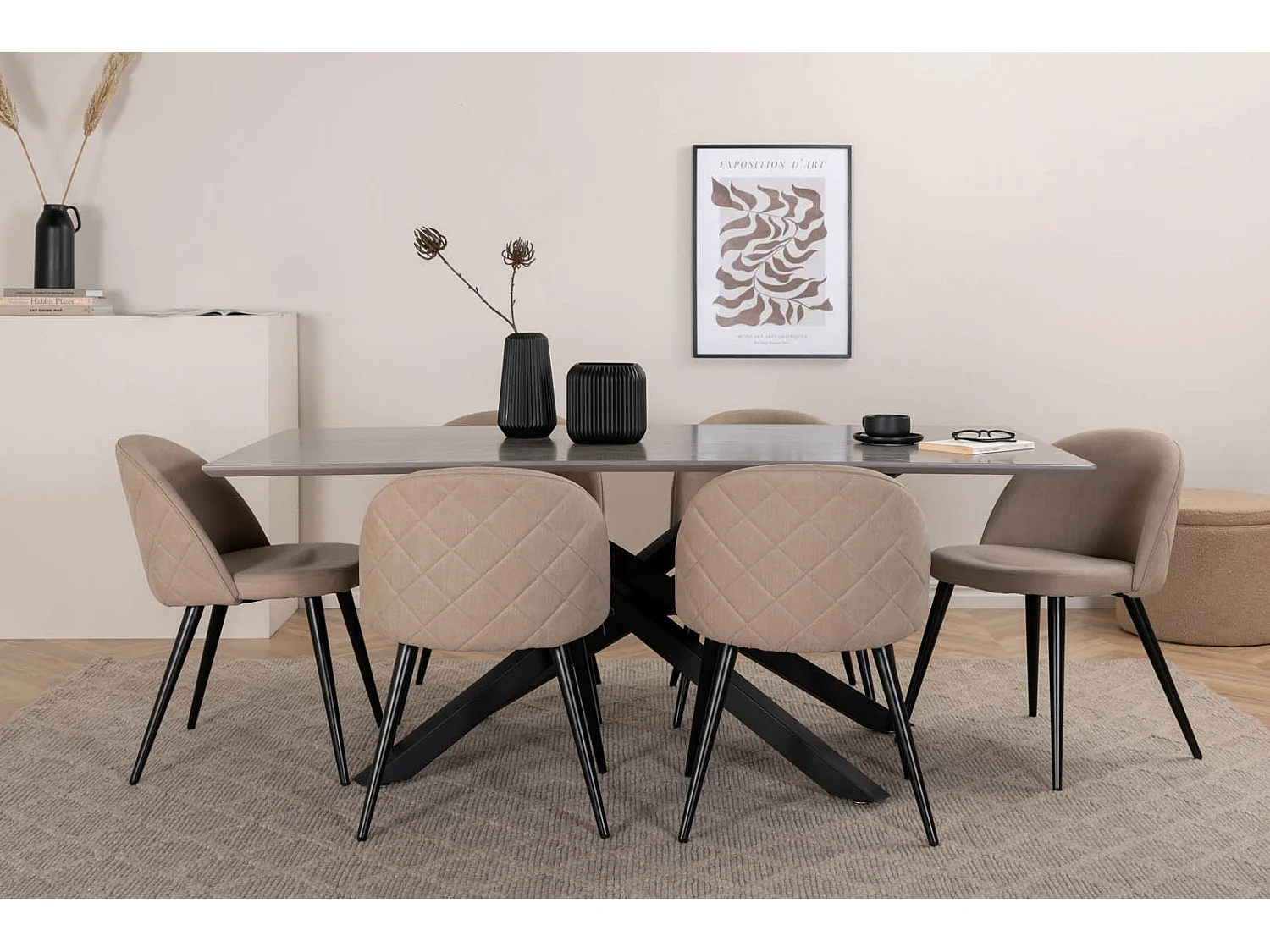 PiazzaGRBL ensemble table, table gris et 6 Velvet Stitches chaises beige.
