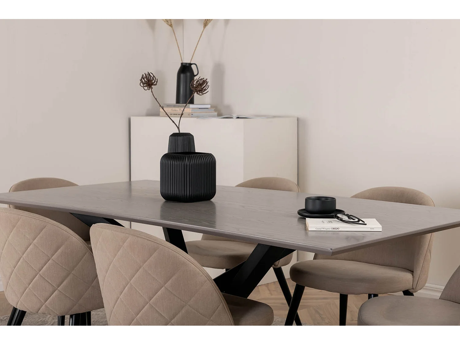 PiazzaGRBL ensemble table, table gris et 6 Velvet Stitches chaises beige.