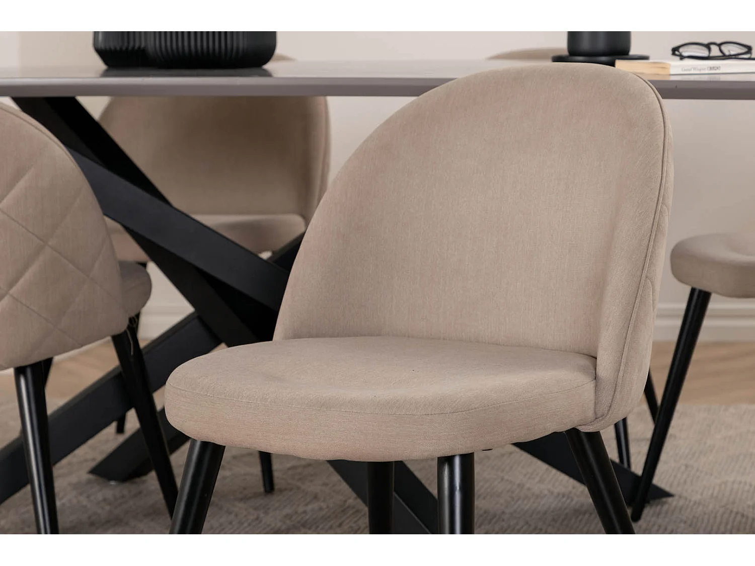 PiazzaGRBL eethoek eetkamertafel grijs en 6 Velvet Stitches eetkamerstal beige.