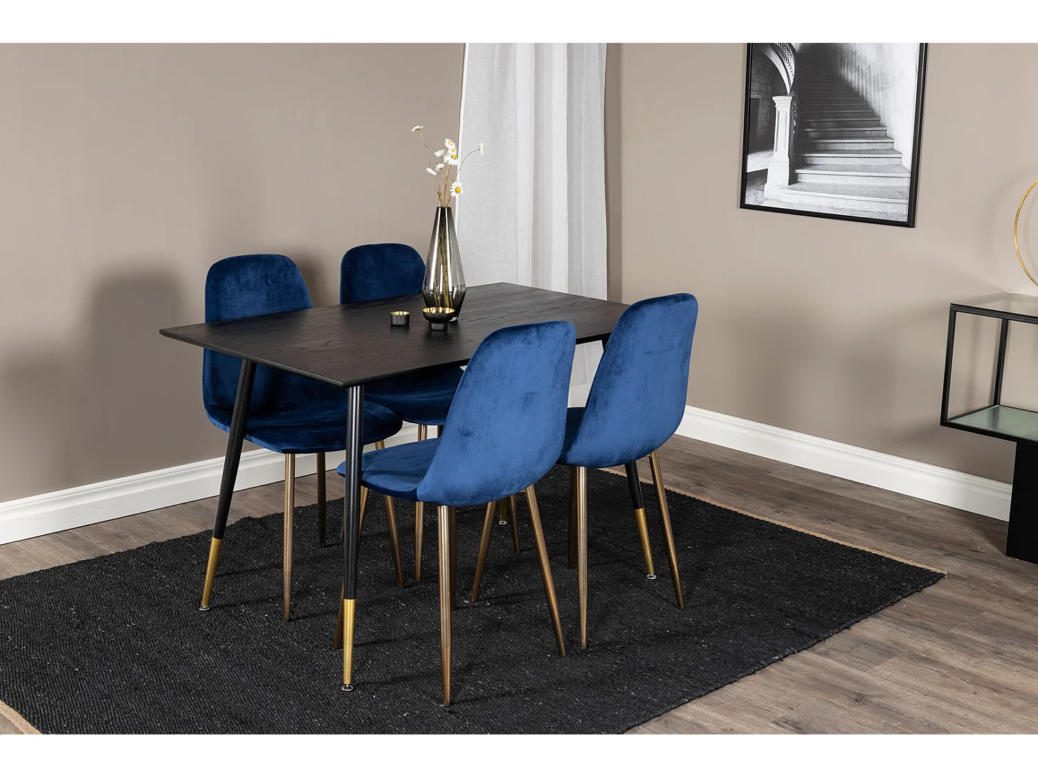 Dipp120x85BLBR ensemble table, table noir et 4 Polar chaises Velours bleu, laiton décor.