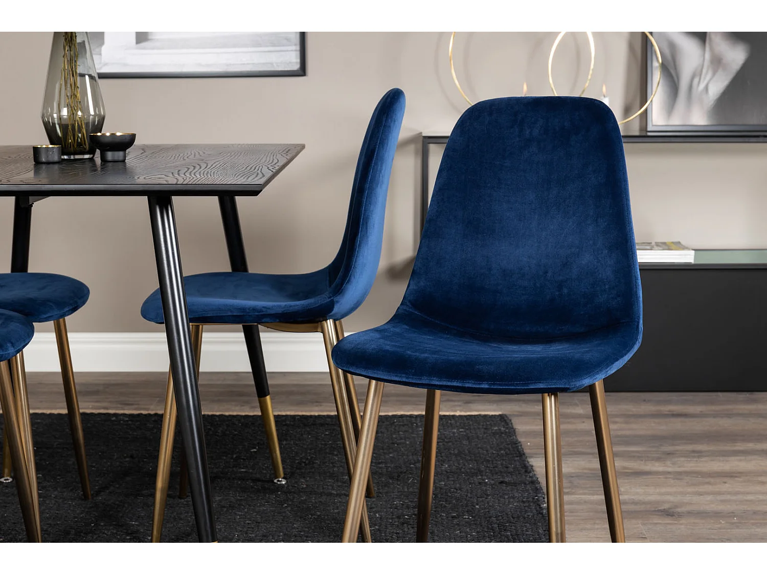Dipp120x85BLBR ensemble table, table noir et 4 Polar chaises Velours bleu, laiton décor.