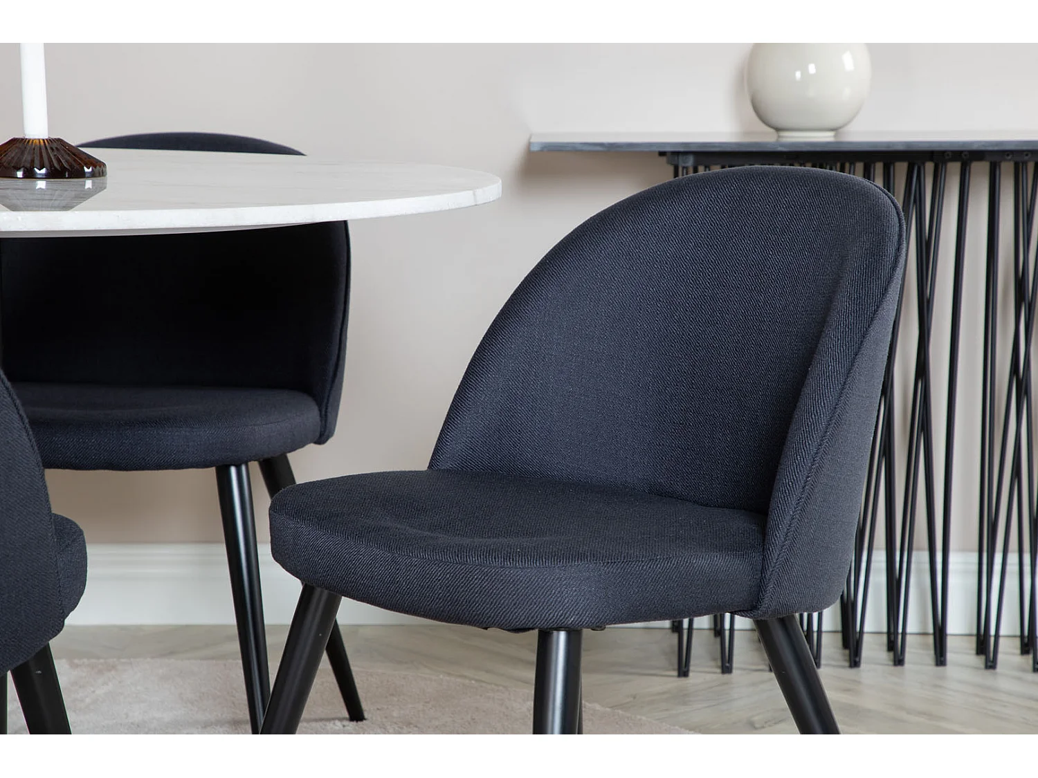 EstelleØ106WHBL ensemble table, table blanc, marbre et 4 Velvet chaises noir.