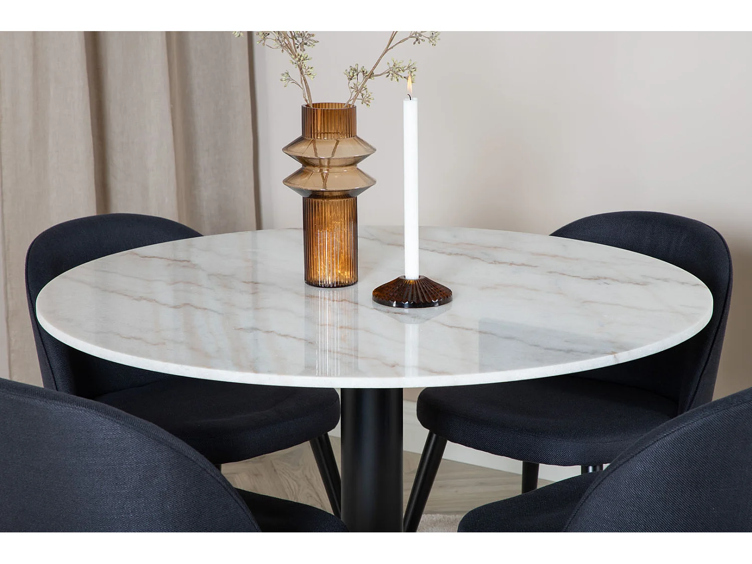 EstelleØ106WHBL ensemble table, table blanc, marbre et 4 Velvet chaises noir.