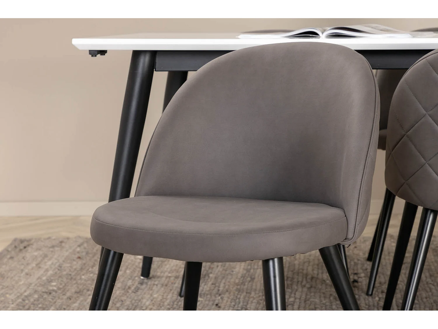 Jimmy195 ensemble table, table extensible longueur cm195 / 285 blanc et 6 Velvet Stitches chaises gris.