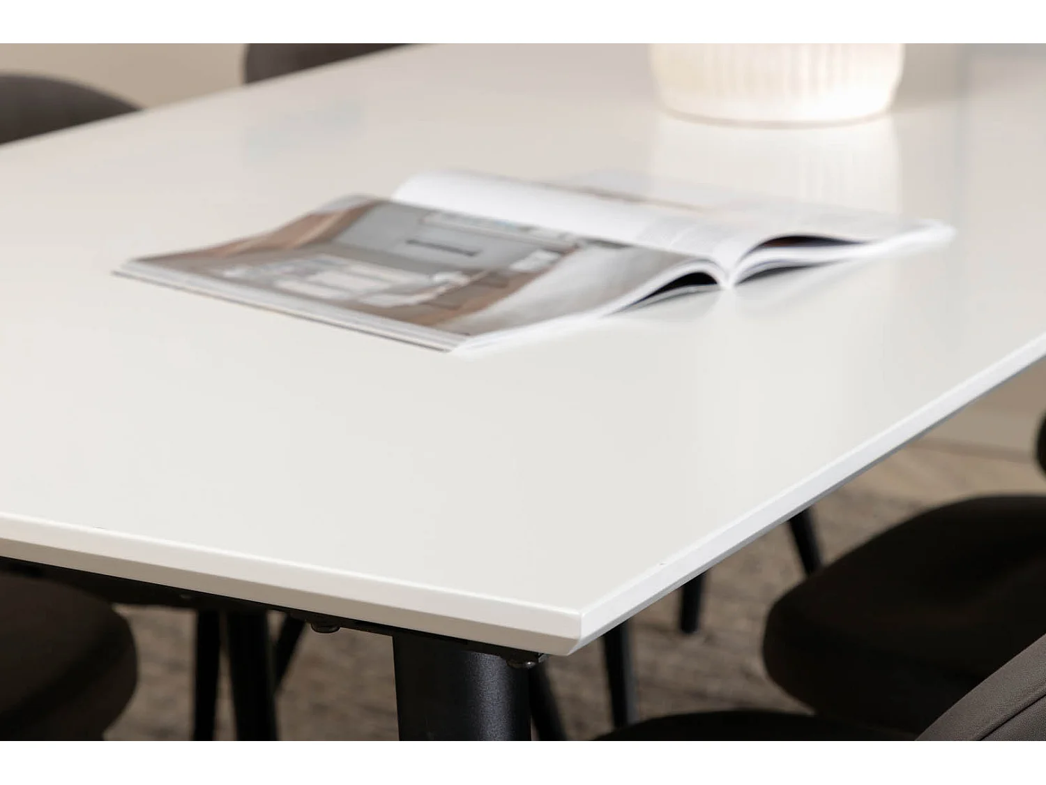 Jimmy195 eethoek eetkamertafel uitschuifbare tafel lengte cm 195 / 285 wit en 6 Velvet Stitches eetkamerstal grijs.