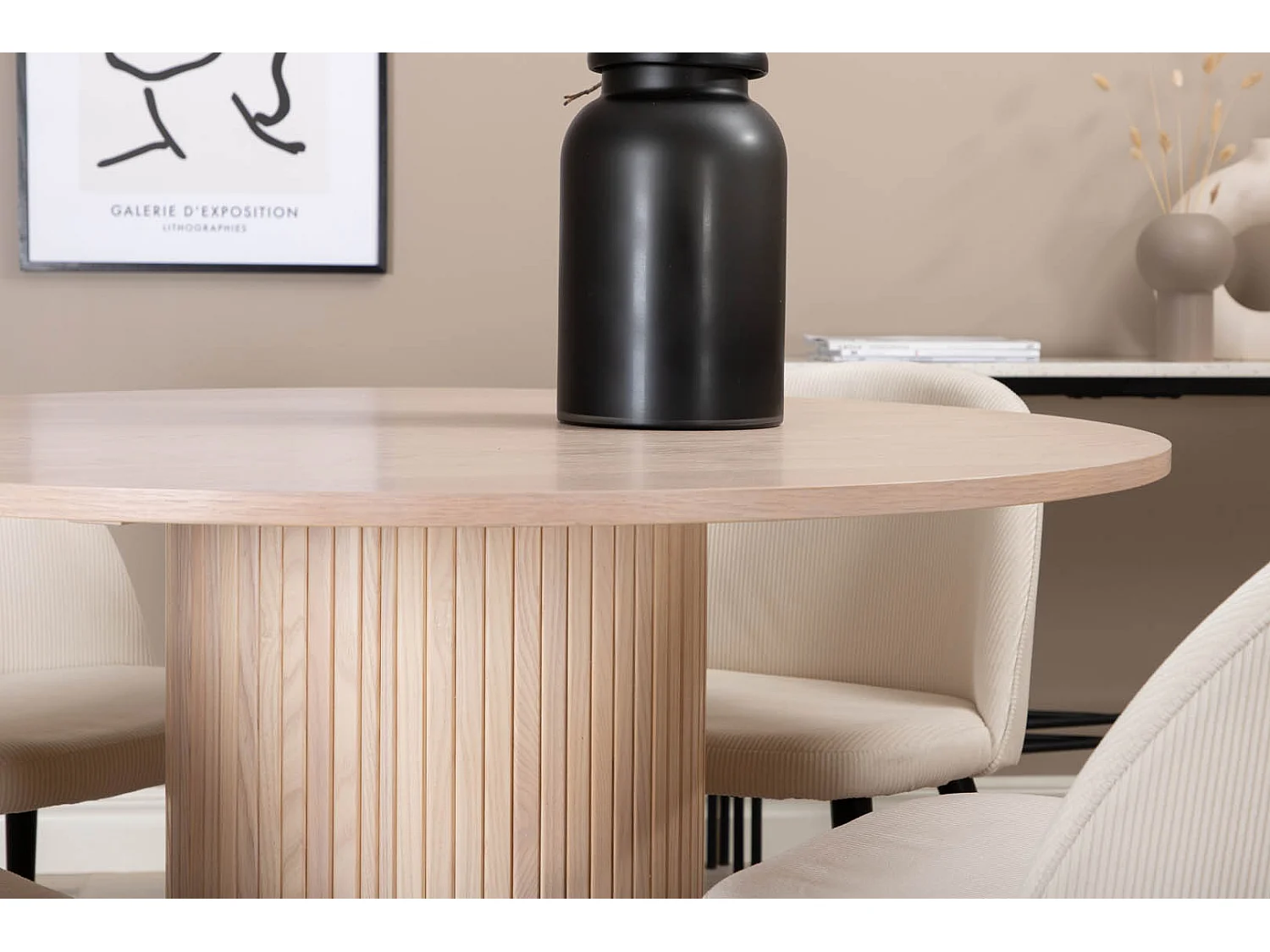 BiancaROWW ensemble table, table chêne plaqué blanc washed et 4 Velvet chaises Velours côtelé beige, noir.