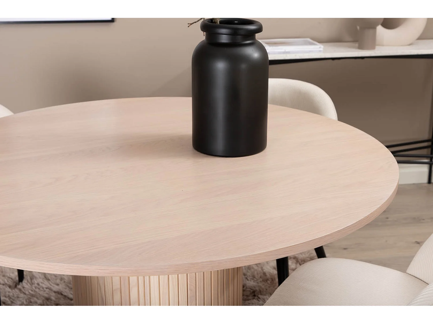 BiancaROWW ensemble table, table chêne plaqué blanc washed et 4 Velvet chaises Velours côtelé beige, noir.