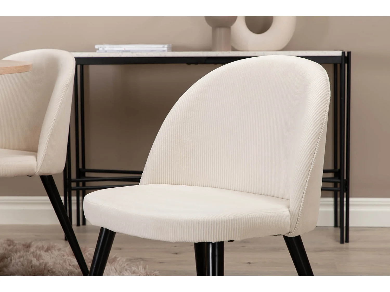 BiancaROWW ensemble table, table chêne plaqué blanc washed et 4 Velvet chaises Velours côtelé beige, noir.