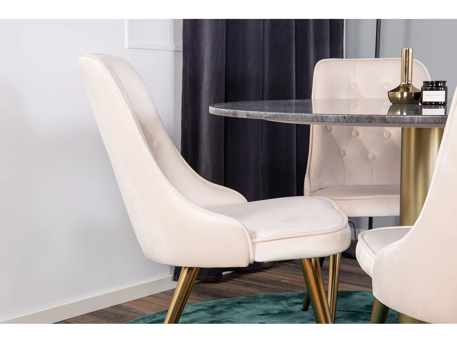 EstelleØ106BLBR Essgruppe Esstisch schwarz, Marmor und 4 Velvet Deluxe Esszimmerstühle Velour beige, Messing dekor.