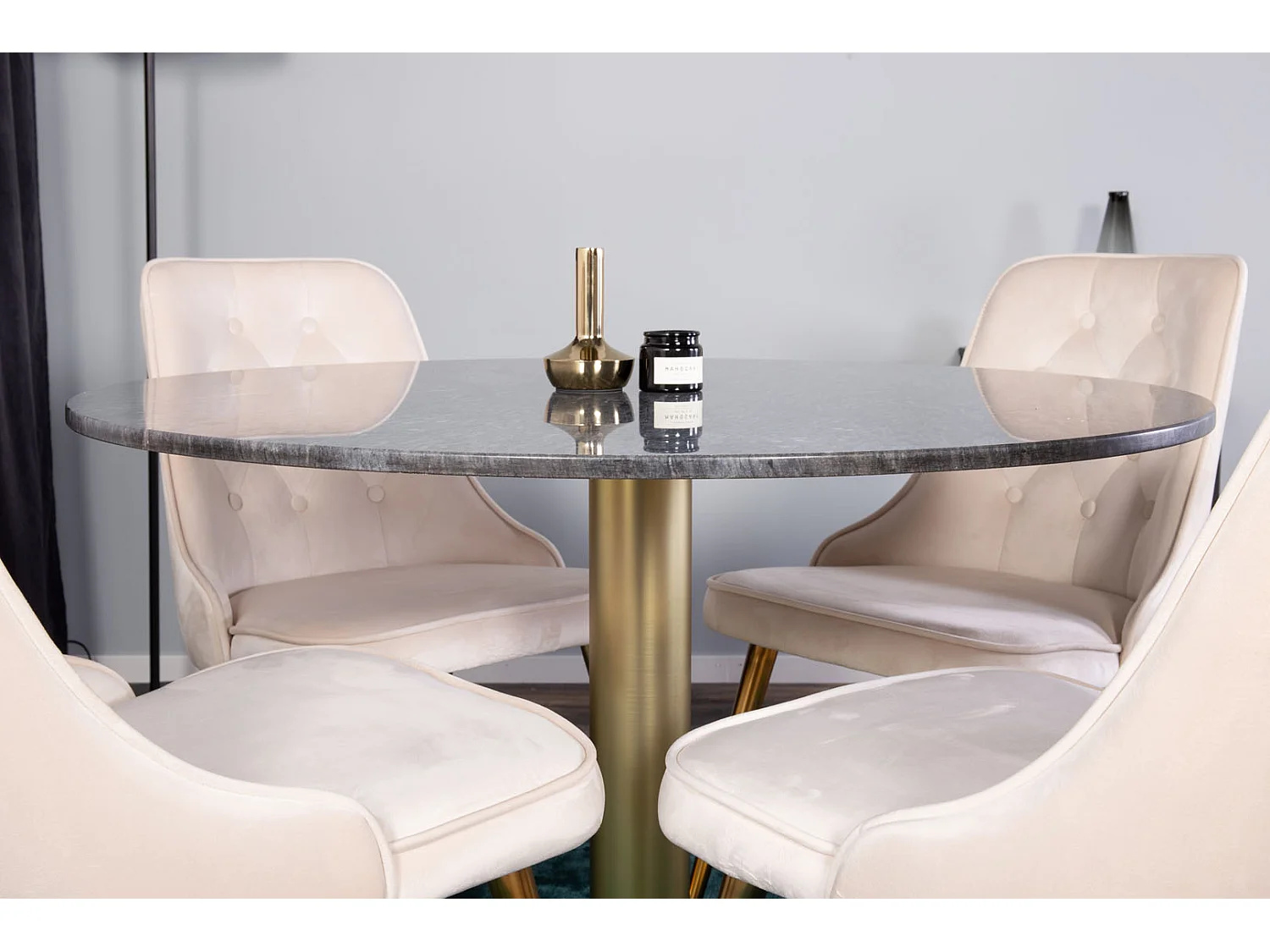 EstelleØ106BLBR Essgruppe Esstisch schwarz, Marmor und 4 Velvet Deluxe Esszimmerstühle Velour beige, Messing dekor.