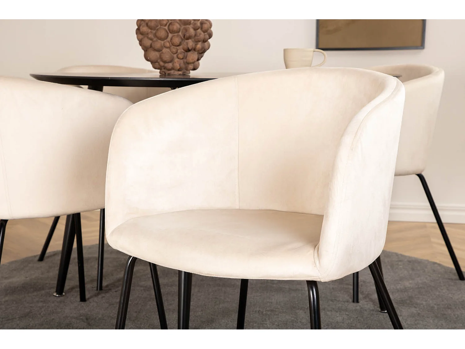 DippØ115BLBL Essgruppe Esstisch schwarz und 4 Berit Esszimmerstühle Velour beige.