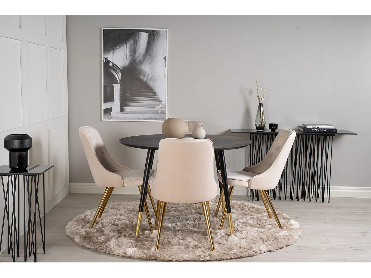 DippØ115BLBR eethoek eetkamertafel zwart en 4 Velvet Deluxe eetkamerstal velours beige, messing decor.