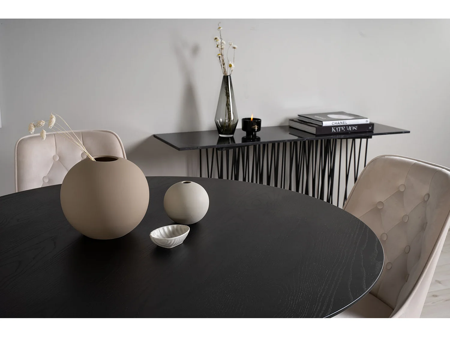 DippØ115BLBR eethoek eetkamertafel zwart en 4 Velvet Deluxe eetkamerstal velours beige, messing decor.