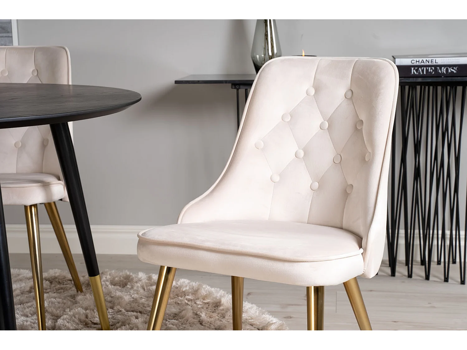 DippØ115BLBR eethoek eetkamertafel zwart en 4 Velvet Deluxe eetkamerstal velours beige, messing decor.