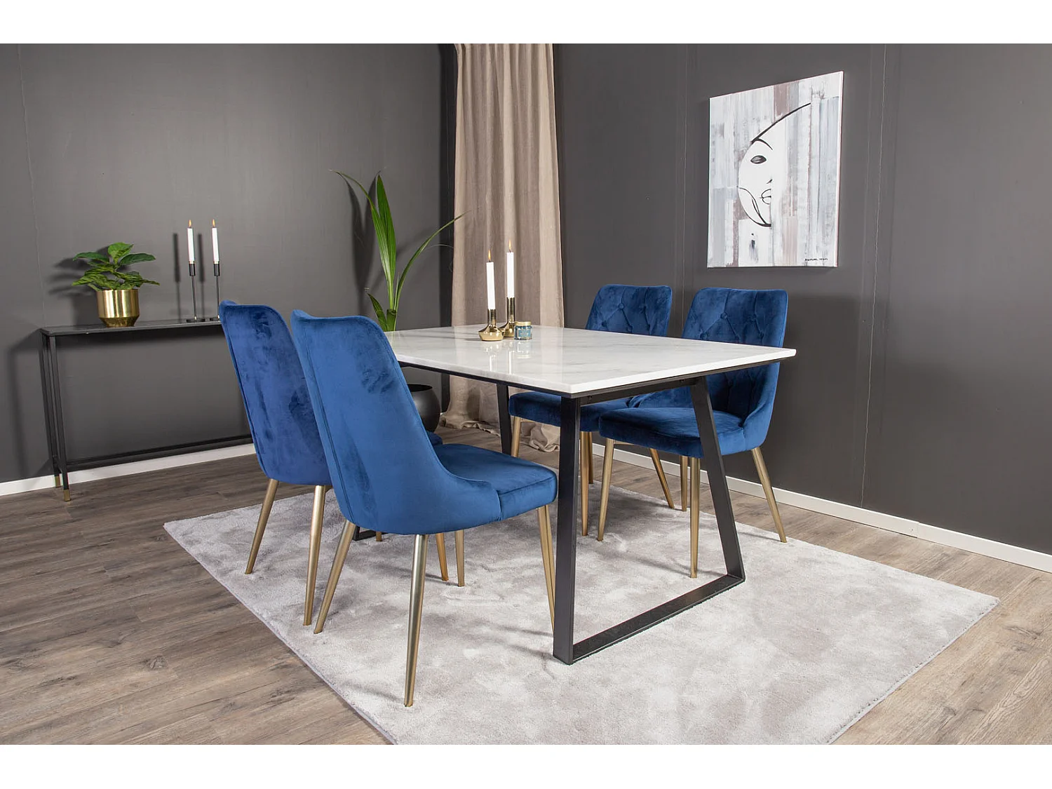 Estelle ensemble table, table marbre blanc et 4 Velvet Deluxe chaises Velours bleu, laiton décor.