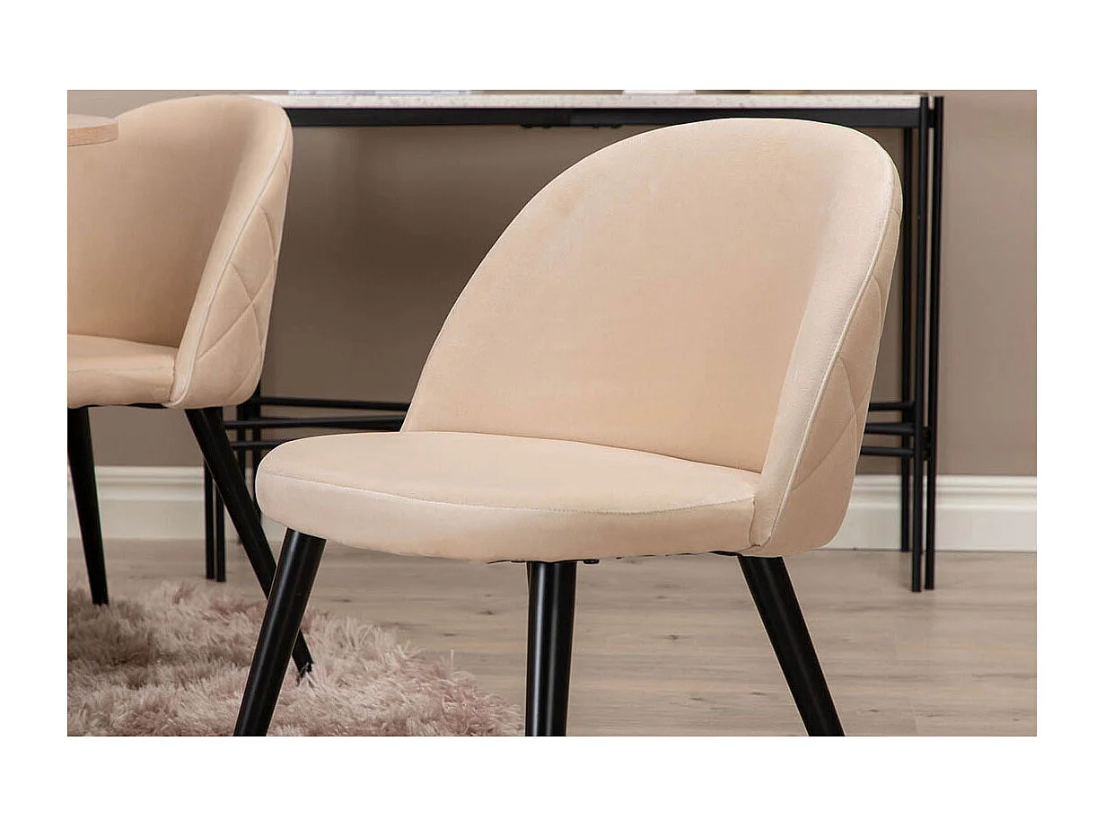 BiancaROWW ensemble table, table chêne plaqué blanc washed et 4 Velvet Stitches chaises Velours beige.