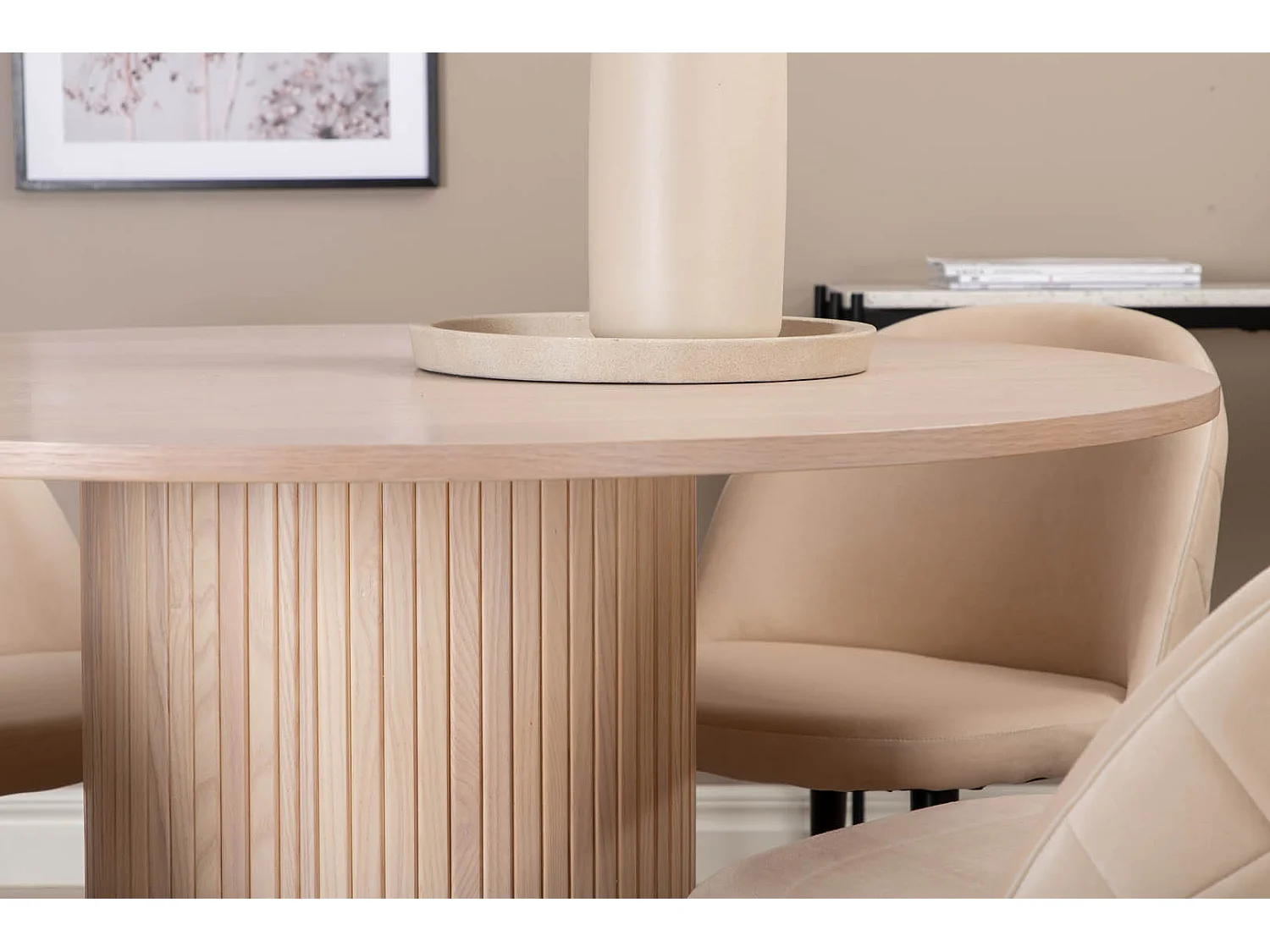 BiancaROWW ensemble table, table chêne plaqué blanc washed et 4 Velvet Stitches chaises Velours beige.