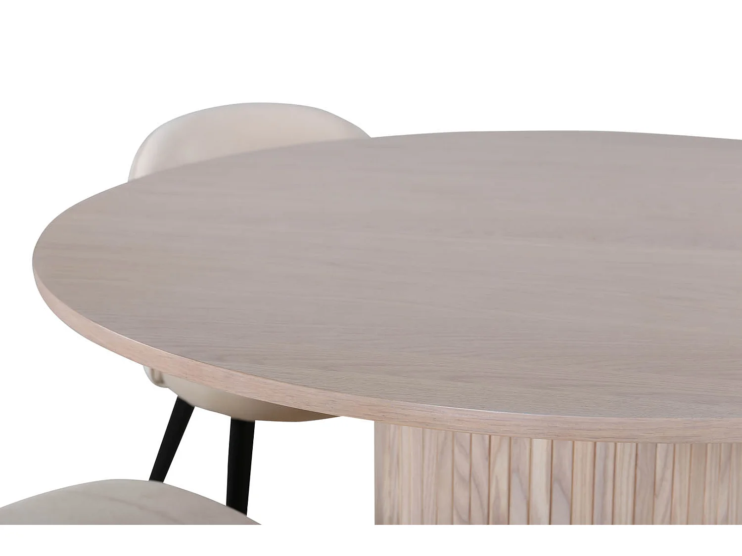 BiancaROWW eethoek eetkamertafel eik fineer wit washed en 4 Velvet Stitches eetkamerstal velours beige.