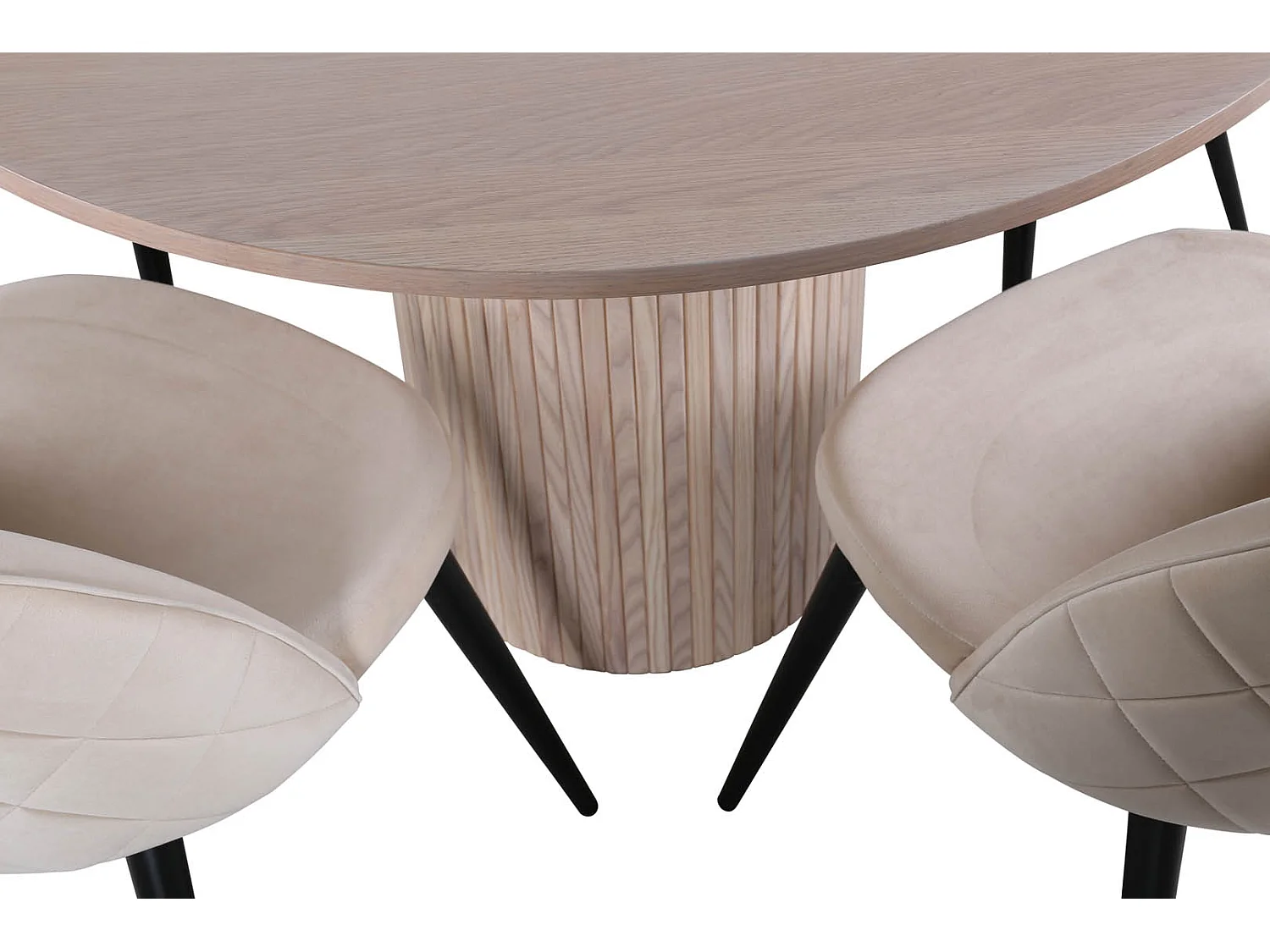 BiancaROWW eethoek eetkamertafel eik fineer wit washed en 4 Velvet Stitches eetkamerstal velours beige.
