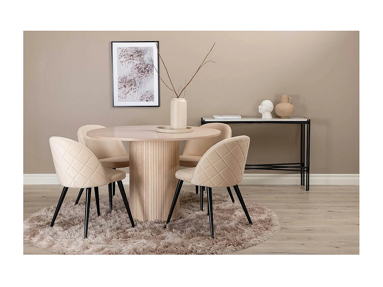 BiancaROWW eethoek eetkamertafel eik fineer wit washed en 4 Velvet Stitches eetkamerstal velours beige.