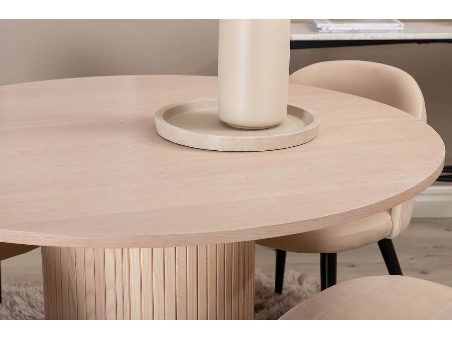 BiancaROWW eethoek eetkamertafel eik fineer wit washed en 4 Velvet Stitches eetkamerstal velours beige.