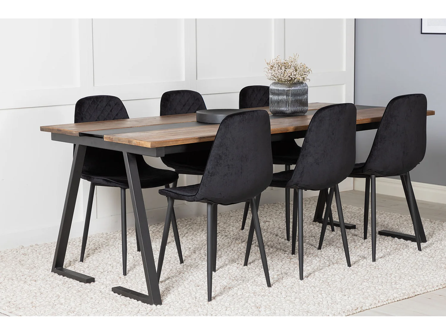 Jakarta ensemble table, table teck et 6 Polar Diamond chaises Velours noir.