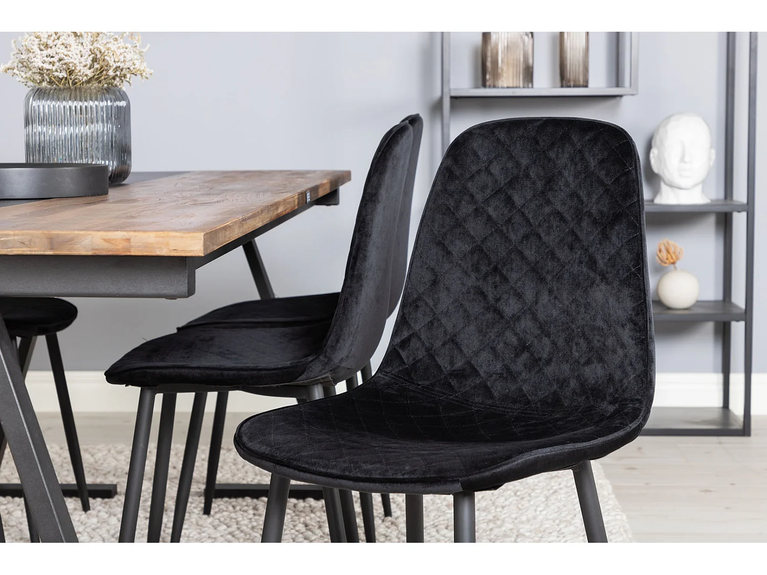 Jakarta ensemble table, table teck et 6 Polar Diamond chaises Velours noir.