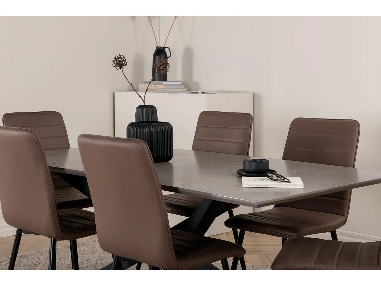 PiazzaGRBL eethoek eetkamertafel grijs en 6 Windu Lyx eetkamerstal bruin.