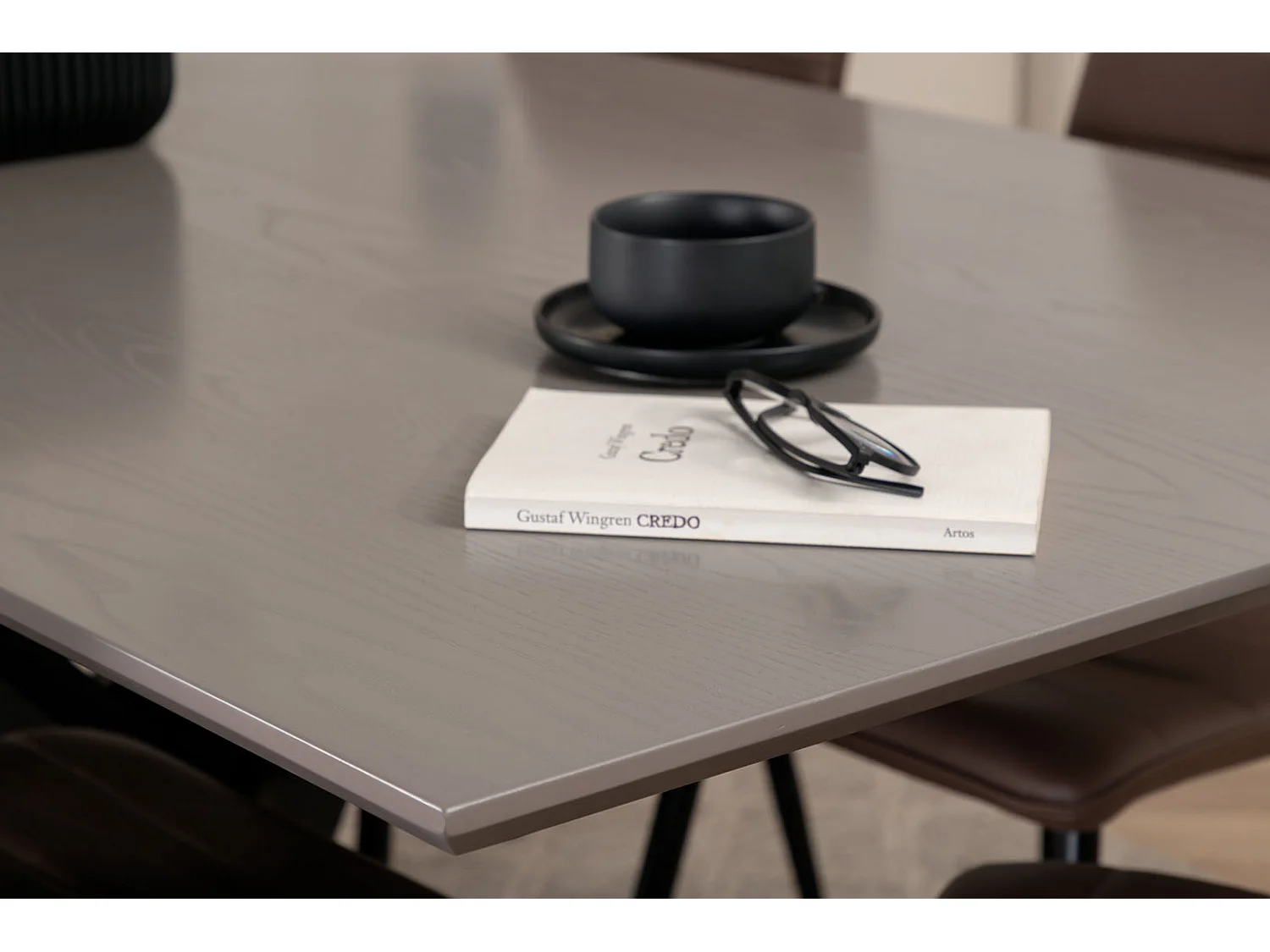 PiazzaGRBL eethoek eetkamertafel grijs en 6 Windu Lyx eetkamerstal bruin.