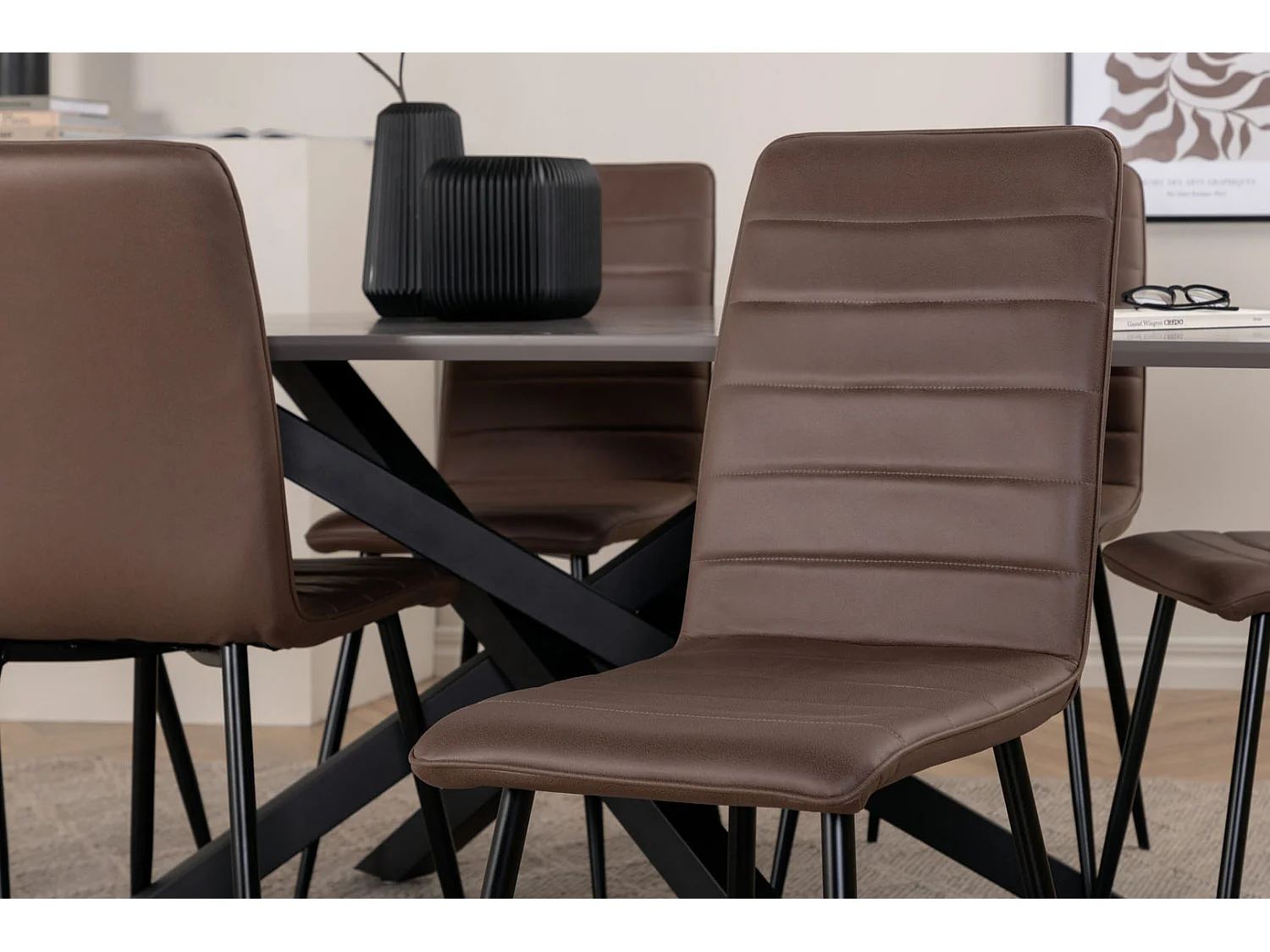 PiazzaGRBL eethoek eetkamertafel grijs en 6 Windu Lyx eetkamerstal bruin.