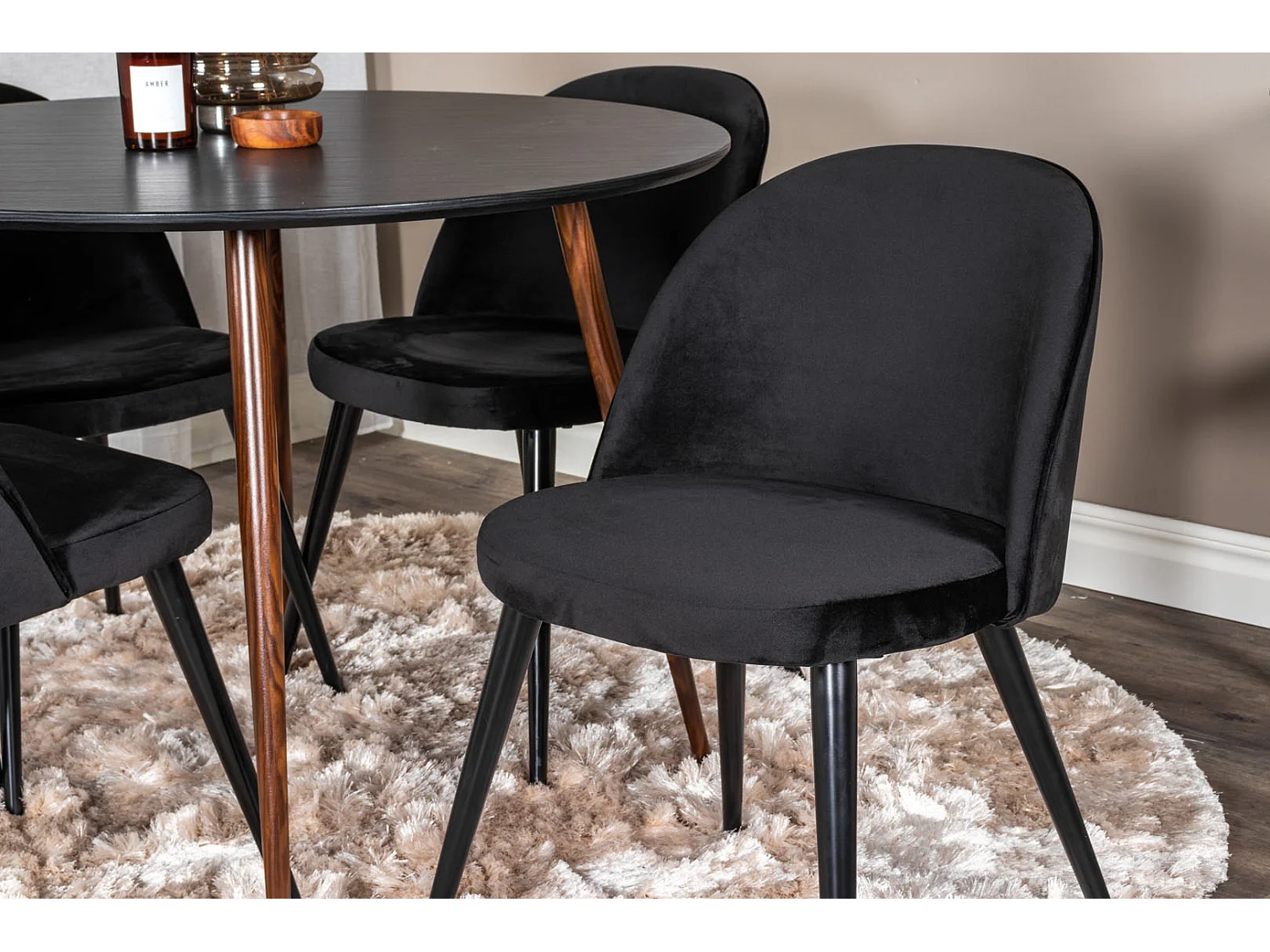 PlazaBLWA100 eethoek eetkamertafel zwart en 4 Velvet eetkamerstal velours zwart.