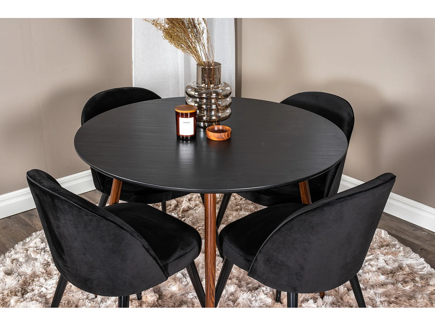 PlazaBLWA100 eethoek eetkamertafel zwart en 4 Velvet eetkamerstal velours zwart.