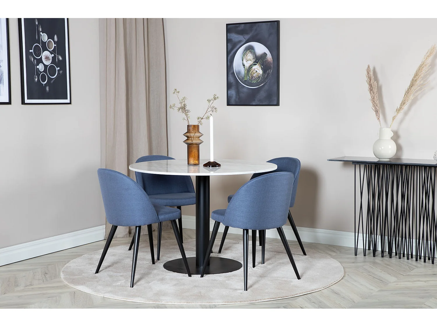 EstelleØ106WHBL eethoek eetkamertafel wit, marmer en 4 Velvet eetkamerstal blauw.