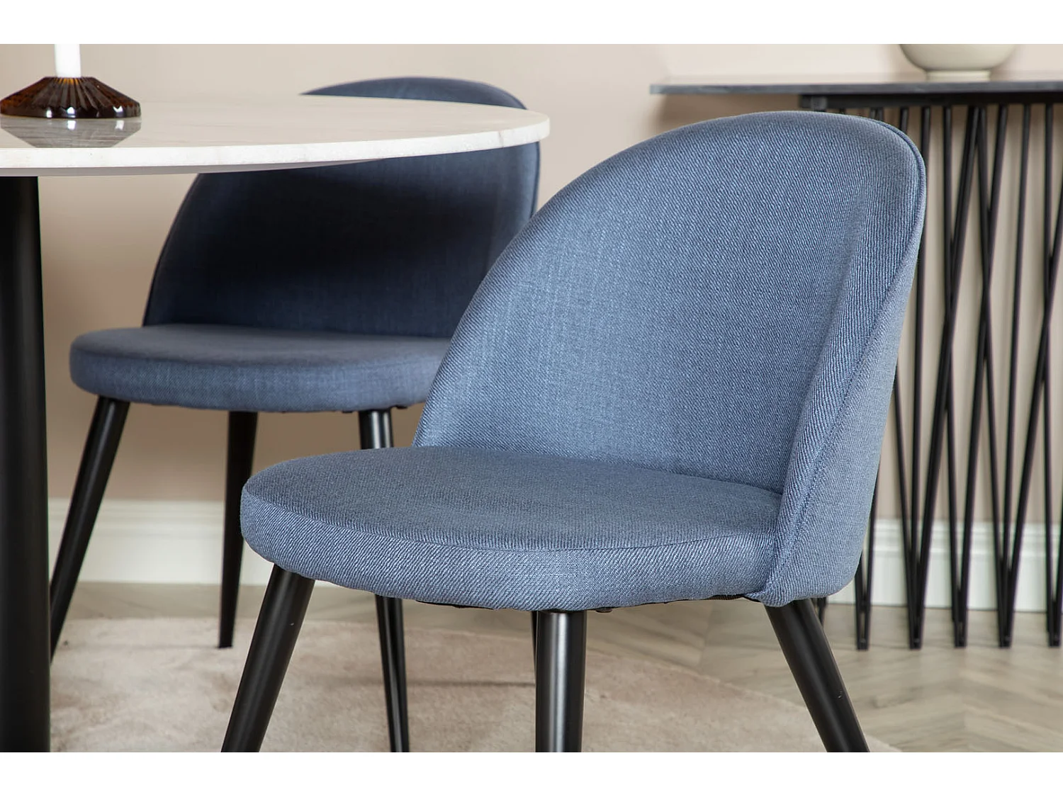 EstelleØ106WHBL eethoek eetkamertafel wit, marmer en 4 Velvet eetkamerstal blauw.