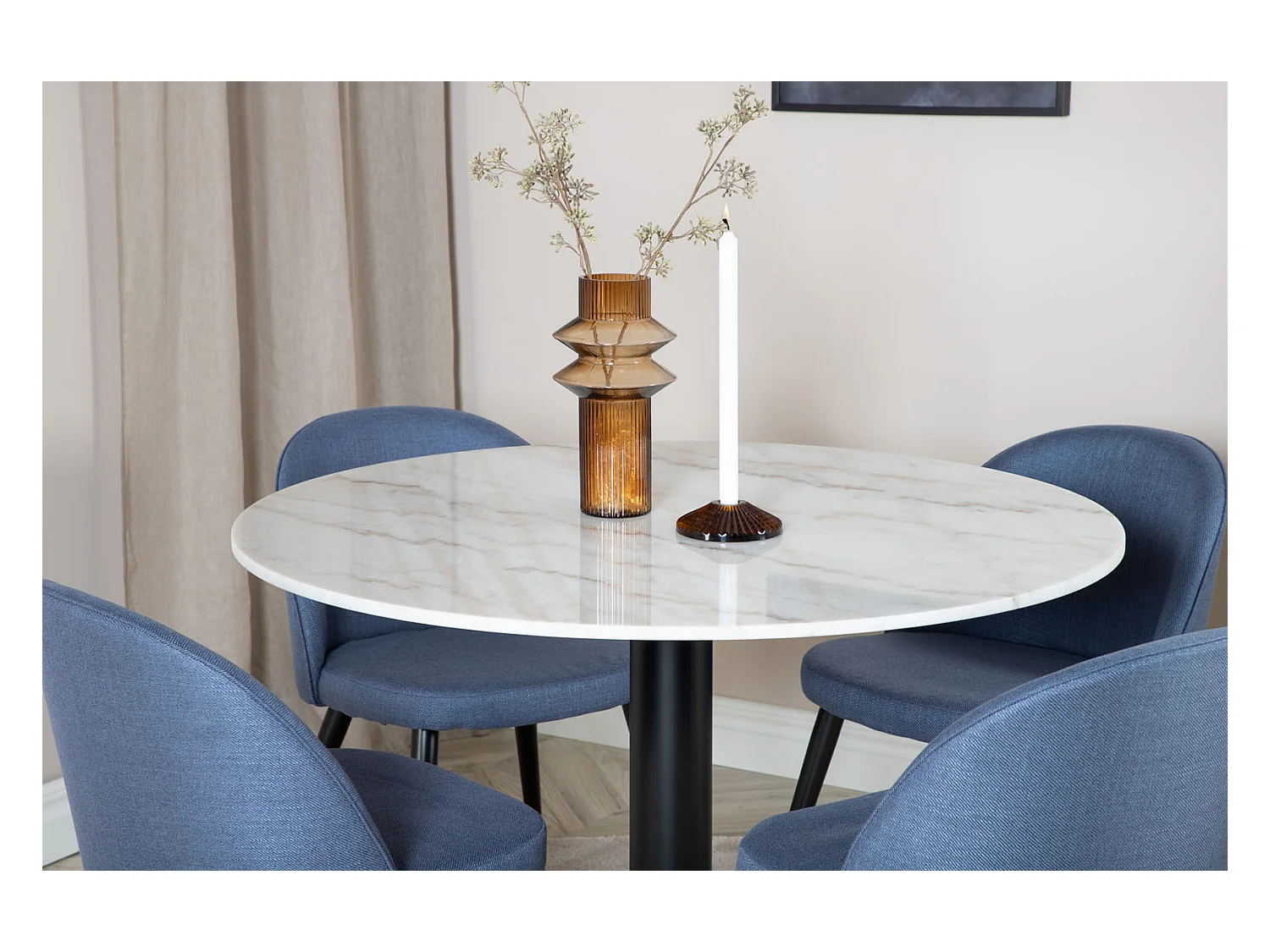 EstelleØ106WHBL eethoek eetkamertafel wit, marmer en 4 Velvet eetkamerstal blauw.