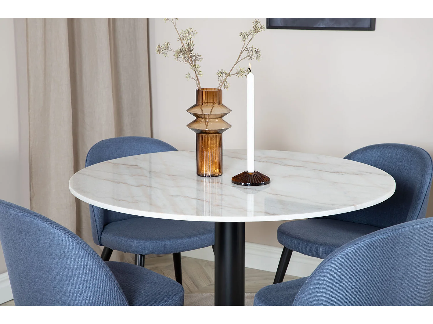 EstelleØ106WHBL ensemble table, table blanc, marbre et 4 Velvet chaises bleu.