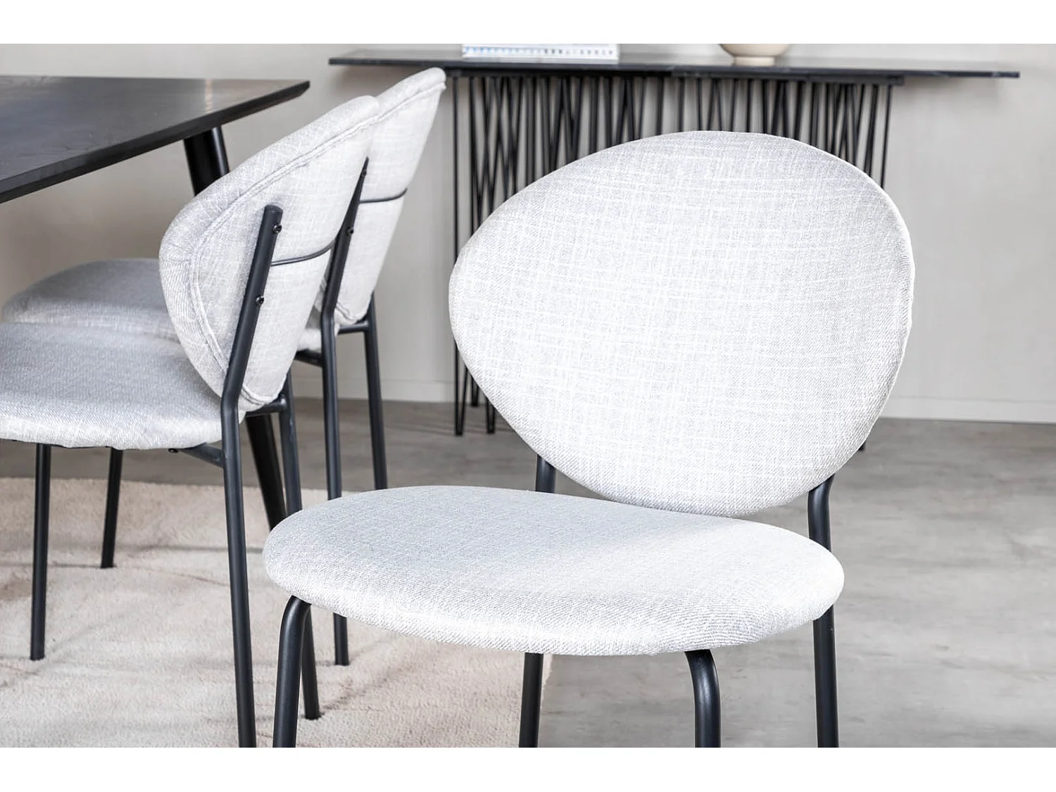 Dipp180x90BLBL eethoek eetkamertafel zwart en 6 Vault eetkamerstal grijs.