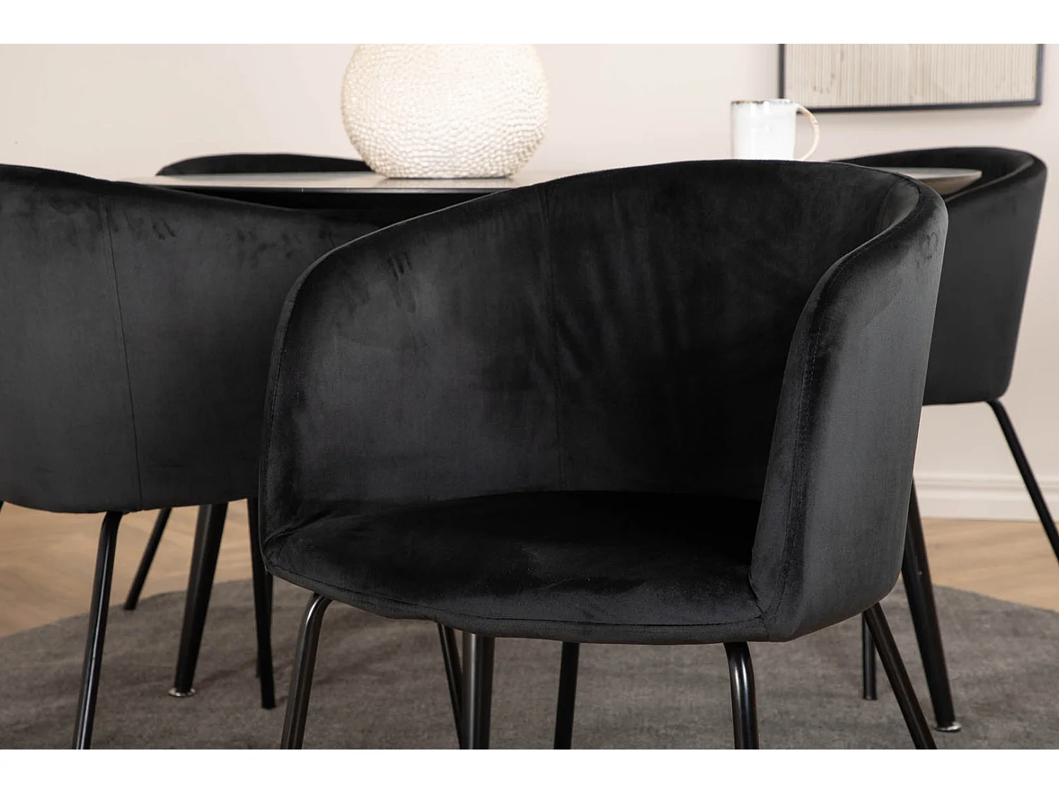 DippØ115BLBL ensemble table, table noir et 4 Berit chaises Velours noir.