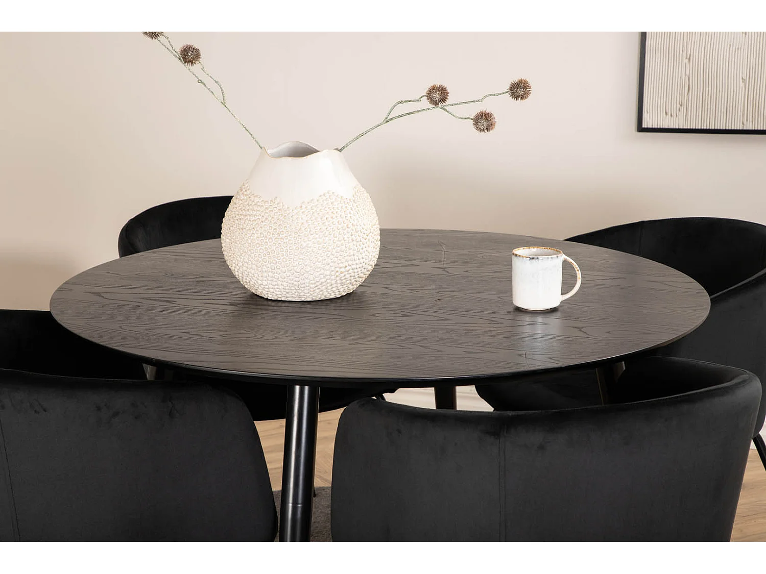 DippØ115BLBL eethoek eetkamertafel zwart en 4 Berit eetkamerstal velours zwart.