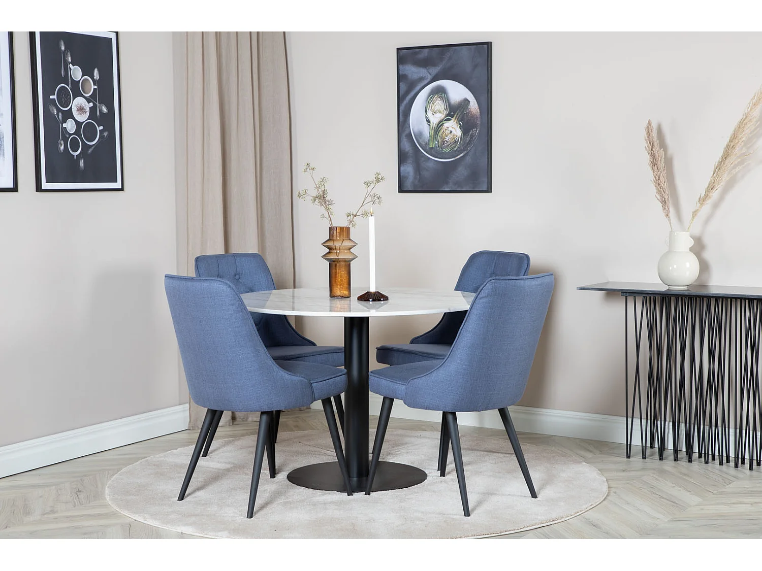 EstelleØ106WHBL eethoek eetkamertafel wit, marmer en 4 Velvet Deluxe eetkamerstal blauw, zwart.