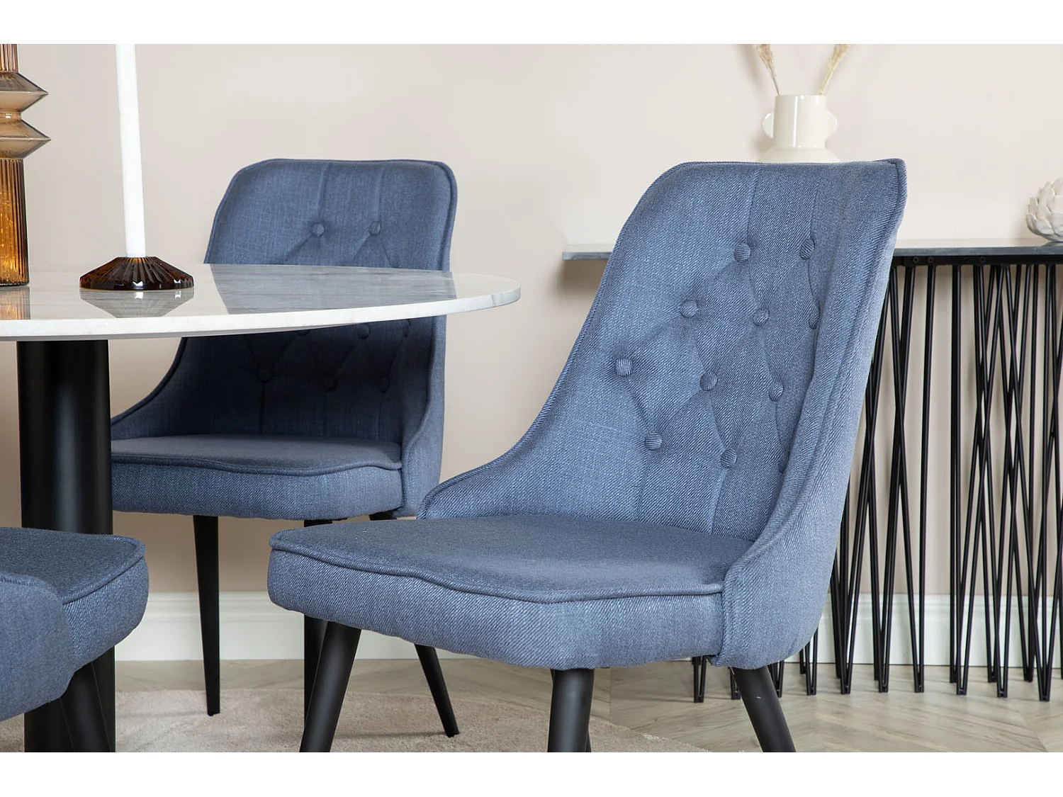 EstelleØ106WHBL eethoek eetkamertafel wit, marmer en 4 Velvet Deluxe eetkamerstal blauw, zwart.