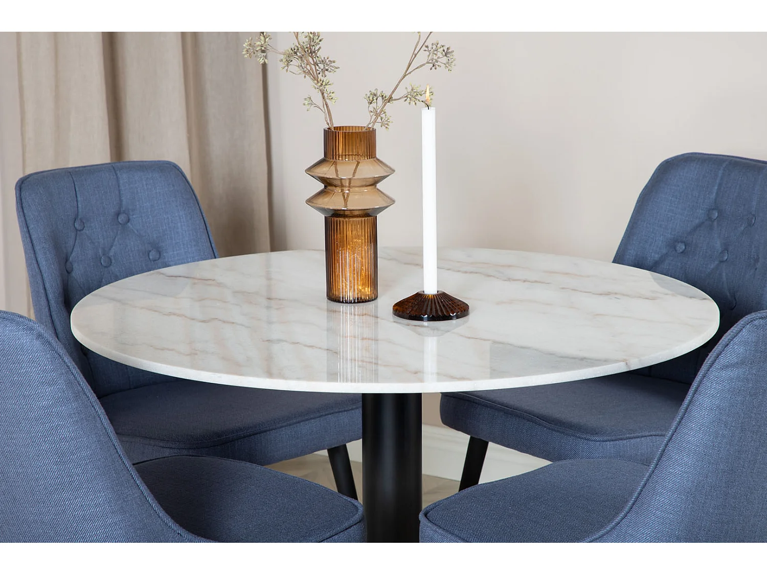 EstelleØ106WHBL eethoek eetkamertafel wit, marmer en 4 Velvet Deluxe eetkamerstal blauw, zwart.