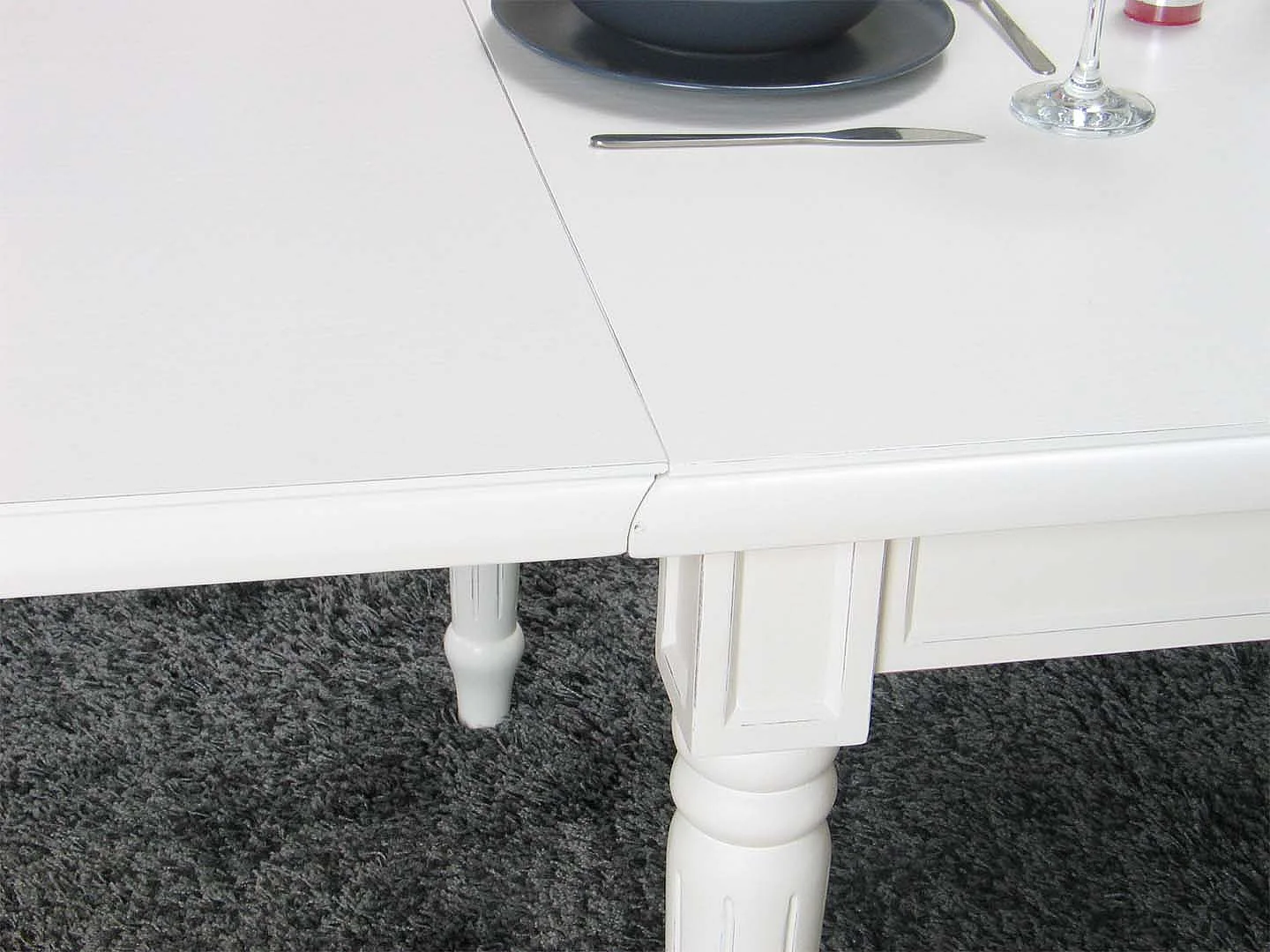 Amaretta Essgruppe 100x180/280 einschl. 2 Zusatzplatten antik weiß mit Rokoko Stühlen antik weiß/beige.