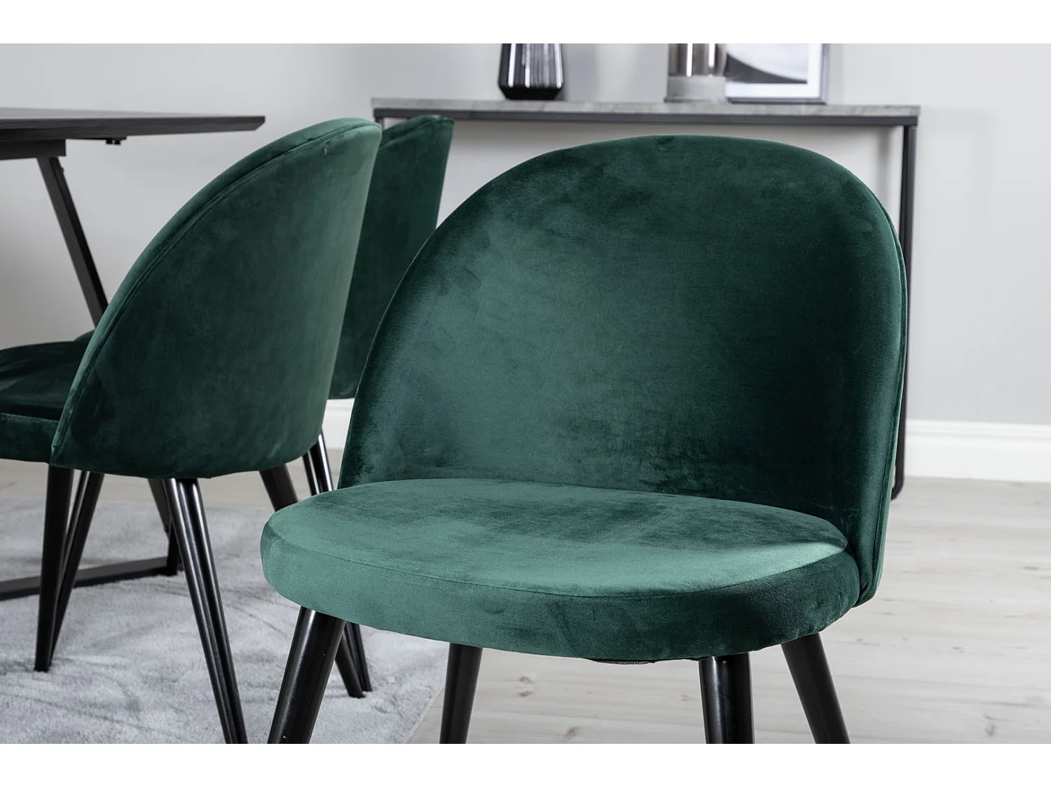 MarinaBLBL eethoek eetkamertafel zwart en 6 Velvet eetkamerstal velours groente, zwart.